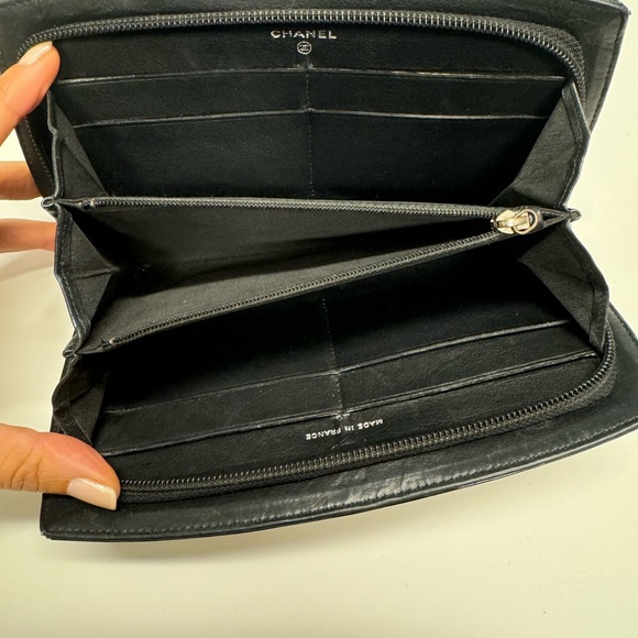 11720 Chanel Patent Leather Zip Wallet with authenticity card - Picture 4 of 9